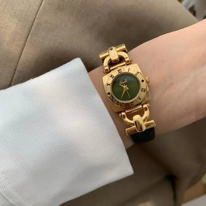 ساعة جيدي من الجلد الراقية للنساء