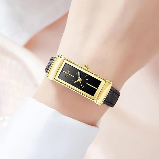ساعة نسائية بجلد أسود ولمسة ذهبية