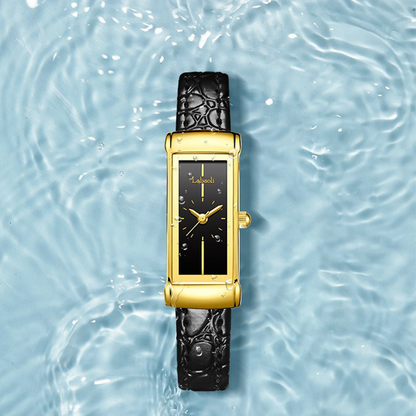ساعة نسائية بجلد أسود ولمسة ذهبية