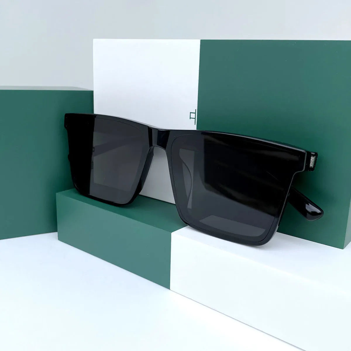 نظارات شمسية للرجال والنساء 2025